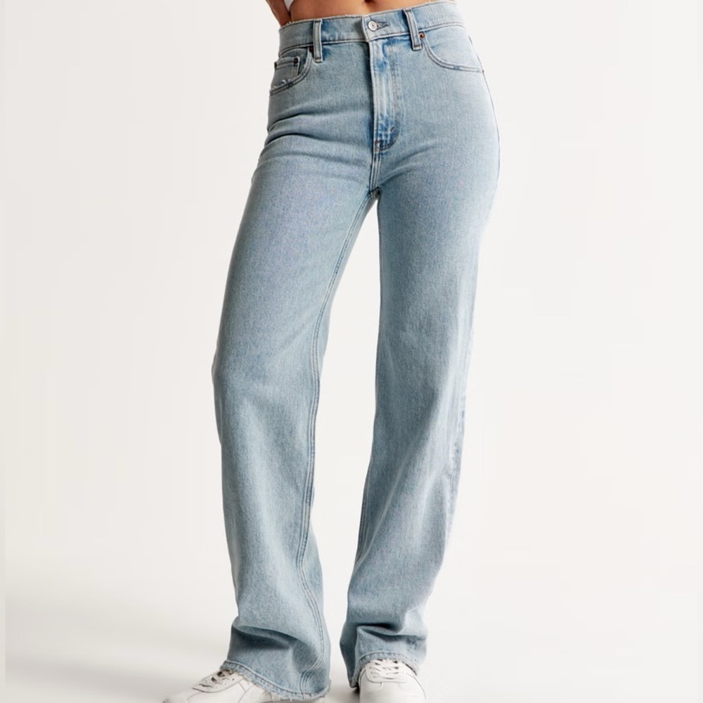 Abercrombie & Fitch Light Wash 90s Relaxed Jean 25/0 Short Curve Love